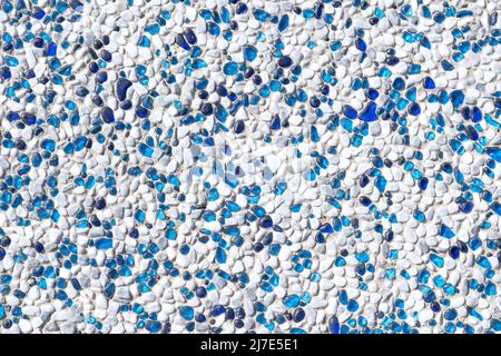 Textur von blauen natürlichen kleinen mineralischen Gesteinssteinen Edelsteinpartikeln. Dekorative Steinkiesel für die Beschichtung Gartenweg, Draufsicht Stockfoto