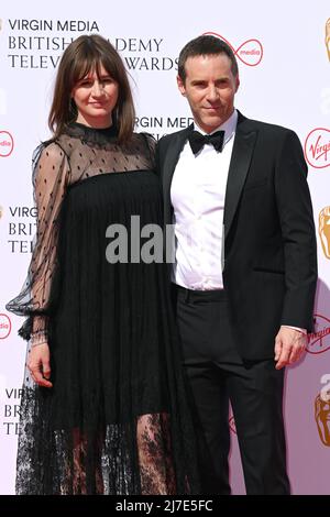 8.. Mai 2022, London, Großbritannien. Alessandro Nivola und Emily Mortimer bei den Virgin Media British Academy Television Awards 2022, Royal Festival Hall, London. Quelle: Doug Peters/EMPICS/Alamy Live News Stockfoto