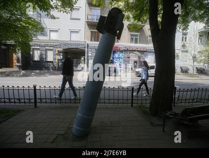 Kiew, Ukraine - 08. Mai 2022 Vor dem Nationalen Militärhistorischen Museum der Ukraine Ist Eine russische Rakete zu sehen. Russische militärische Ausrüstung, die vom ukrainischen Militär zerstört wurde, wird vorübergehend im Nationalen Militärhistorischen Museum der Ukraine ausgestellt. Die Ausstellung ist dem russisch-ukrainischen Krieg gewidmet Stockfoto