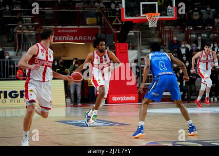 Varese, Italien, Mai 08 2022, Woldentensae Angriff gegen Robinson während Openjobmetis Varese gegen Banco di Sardegna Sassari, Italienische Basketball A Serie Championship in Varese, Italien, Mai 08 2022 Stockfoto