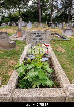 Das Grab von J. R. Tolkien, dem Autor des Herrn der Ringe, auf dem Wolvercote-Friedhof in Oxford, und Edith Tolkien, seiner Frau. Die Namen Beren und Luthien. Stockfoto