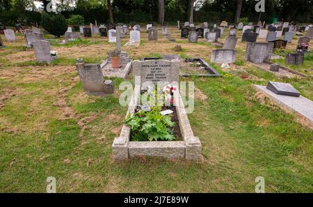 Das Grab von J. R. Tolkien, dem Autor des Herrn der Ringe, auf dem Wolvercote-Friedhof in Oxford, und Edith Tolkien, seiner Frau. Die Namen Beren und Luthien. Stockfoto