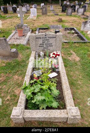 Das Grab von J. R. Tolkien, dem Autor des Herrn der Ringe, auf dem Wolvercote-Friedhof in Oxford, und Edith Tolkien, seiner Frau. Die Namen Beren und Luthien. Stockfoto