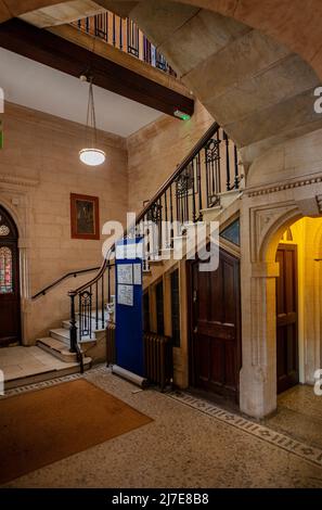 Stairs in the Oxford Union Society, Frewin Court, Oxford, entworfen von Benjamin Woodward im Jahr 1857 Stockfoto