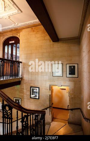 Stairs in the Oxford Union Society, Frewin Court, Oxford, entworfen von Benjamin Woodward im Jahr 1857 Stockfoto