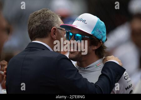 Miami Grand Prix, Sonntag, 8.. Mai 2022. (L bis R): Stefano Domenicali (ITA) Formel-1-Präsident und CEO mit Fernando Alonso (ESP) Alpine F1 Team am Start. Miami Grand Prix, Sonntag, 8.. Mai 2022. Miami International Autodrome, Miami, Florida, USA. Stockfoto