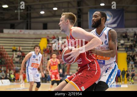 Neapel, Italien, 08/05/2022, Marek Mejeris (5) Victoria Libertas Pesaro während der Serie A1 des italienischen LBA Basketball Championship-Spiels Gevi Napoli Basket gegen Victoria Libertas Pesaro im Palabarbuto - Napoli, 08. Mai 2022 Stockfoto