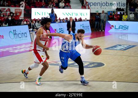 Varese, Italien, Mai 08 2022, Gentile-Angriff woldensae während Openjobmetis Varese gegen Banco di Sardegna Sassari, Italienische Basketball-A-Serie-Meisterschaft in Varese, Italien, Mai 08 2022 Stockfoto