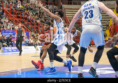 Neapel, Italien, 08/05/2022, Vee Sanford (44) Victoria Libertas Pesaro während der Serie A1 des italienischen LBA Basketball Championship-Spiels Gevi Napoli Basket gegen Victoria Libertas Pesaro im Palabarbuto - Napoli, 08. Mai 2022 Stockfoto