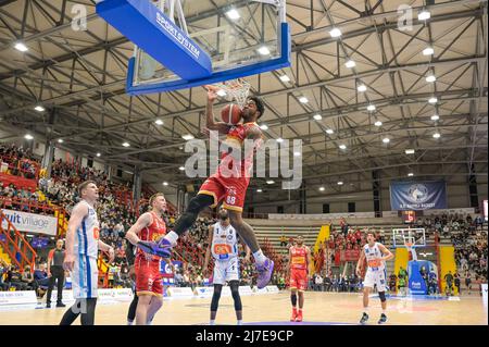 Neapel, Italien, 08/05/2022, Tyrique Jones (88) Victoria Libertas Pesaro während der Serie A1 des italienischen LBA Basketball Championship-Spiels Gevi Napoli Basket gegen Victoria Libertas Pesaro im Palabarbuto - Napoli, 08. Mai 2022 Stockfoto