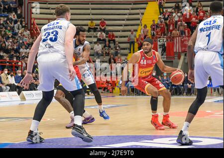 Vee Sanford (44) Victoria Libertas Pesaro während der Serie A1 des italienischen LBA Basketball Championship-Spiels Gevi Napoli Basket gegen Victoria Libertas Pesaro im Palabarbuto - Napoli, 08. Mai 2022 Stockfoto