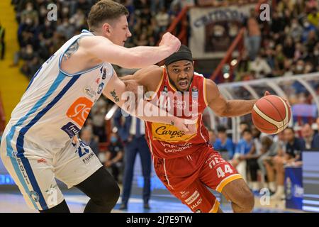 Neapel, Italien, 08/05/2022, Vee Sanford (44) Victoria Libertas Pesaro während der Serie A1 des italienischen LBA Basketball Championship-Spiels Gevi Napoli Basket gegen Victoria Libertas Pesaro im Palabarbuto - Napoli, 08. Mai 2022 Stockfoto