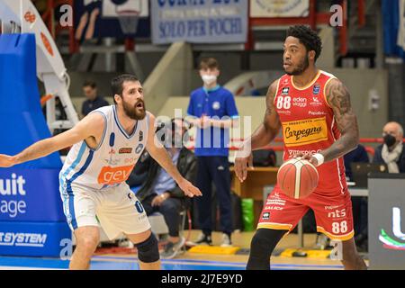 Neapel, Italien, 08/05/2022, Tyrique Jones (88) Victoria Libertas Pesaro während der Serie A1 des italienischen LBA Basketball Championship-Spiels Gevi Napoli Basket gegen Victoria Libertas Pesaro im Palabarbuto - Napoli, 08. Mai 2022 Stockfoto