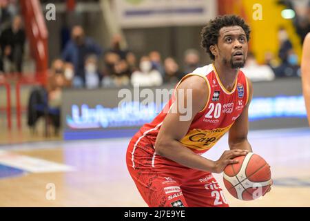 Neapel, Italien, 08/05/2022, Doron Lamb (20) Victoria Libertas Pesaro während der Serie A1 des italienischen LBA Basketball Championship-Spiels Gevi Napoli Basket gegen Victoria Libertas Pesaro im Palabarbuto - Napoli, 08. Mai 2022 Stockfoto