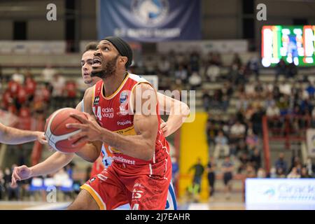 Vee Sanford (44) Victoria Libertas Pesaro während der Serie A1 des italienischen LBA Basketball Championship-Spiels Gevi Napoli Basket gegen Victoria Libertas Pesaro im Palabarbuto - Napoli, 08. Mai 2022 Stockfoto