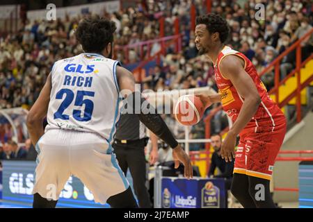 Neapel, Italien, 08/05/2022, Doron Lamb (20) Victoria Libertas Pesaro während der Serie A1 des italienischen LBA Basketball Championship-Spiels Gevi Napoli Basket gegen Victoria Libertas Pesaro im Palabarbuto - Napoli, 08. Mai 2022 Stockfoto