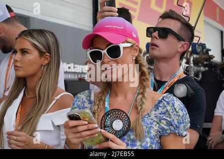 08. Mai 2022, USA, Miami: Motorsport: Formel-1-Weltmeisterschaft, Miami Grand Prix, Rennen: Paris Hilton in der Boxengasse. Foto: Hasan Bratic/dpa Stockfoto