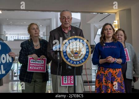 New York - 08. Mai 2022, Chuck Schumer (D-NY), Mehrheitsführer des Senats, der mit Vertretern von Frauenrechtsorganisationen und anderen Beamten zusammensteht, kündigt Details in seinem Kampf um die Kodifizierung des Wahlrechts einer Frau an, insbesondere die Abstimmung im Senat, die er am Mittwoch, den 11. Mai in New York City abhalten wird. Stockfoto