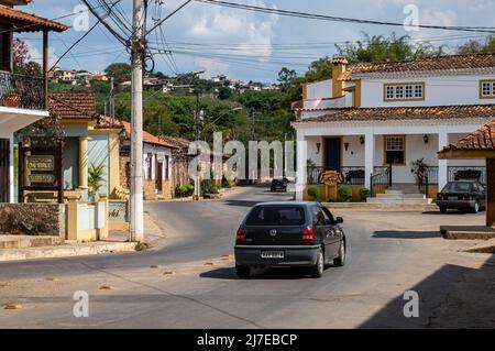 Verschiedene Gasthäuser laufen in bunten Kolonialhäusern an der Antonio Teixeira Carvalho Straße, in der Nähe des historischen Zentrums unter wolkenfreiem Himmel. Stockfoto