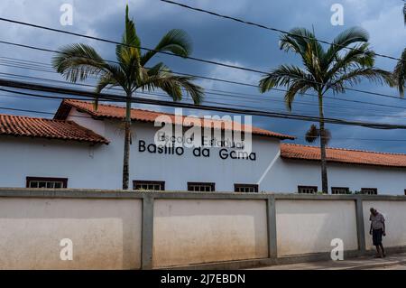 Teilansicht der öffentlichen Schule Basilio da Gama sah von der Straße Inconfidentes unter stark bewölktem Himmel, in der Nähe des historischen Zentrums von Tiradentes. Stockfoto