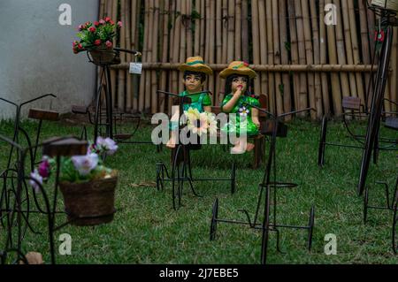 Viele Gartenornamente zum Verkauf auf einem Rasenplatz im Freien von Rosa de Saron speichern. Lokales Unternehmen spezialisiert auf Metall handgefertigte Handwerk. Stockfoto