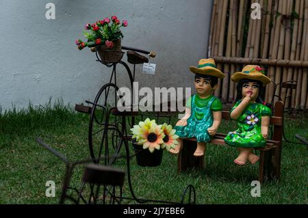 Gartenschmuck zum Verkauf auf einem Rasenplatz im Freien des Rosa de Saron-Geschäfts. Lokales Unternehmen spezialisiert auf Metall handgefertigte Handwerk. Stockfoto