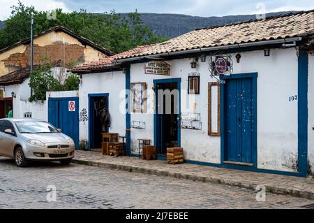 Ein Geschäft mit Holzmöbeln, das in einem alten Kolonialhaus in der Straße Inconfidentes in der Nähe des historischen Zentrums von Tiradentes betrieben wird. Stockfoto