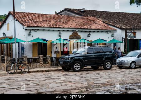 Das Steak-Bierrestaurant Vovo e CIA, das in einem Kolonialhaus in der Silvio Vasconcelos Straße vor dem Largo das Forras Platz, dem historischen Zentrum, läuft. Stockfoto