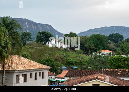 Fernansicht der Kirche Sao Francisco de Paula über einem Hügel und umgeben von Bergen. Von der Straße Direita im historischen Zentrum von Tiradentes aus gesehen. Stockfoto