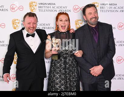 London, Großbritannien, 08/05/2022, 8.. Mai 2022, London, Großbritannien. Sophie Willan, Gewinnerin des Female Performance in A Comedy Program Award für Almas Not Normal mit Chris McCausland und Lee Mack bei den Virgin Media British Academy Television Awards 2022, Royal Festival Hall, London. Quelle: Doug Peters/EMPICS/Alamy Live News Stockfoto