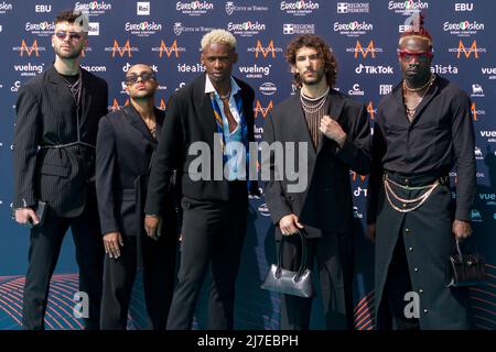 Turin, Italien. 08. Mai 2022. Belgische Delegation mit der Sängerin Jérémie Makiese (Mitte) auf dem Turquoise Carpet des Eurovision Song Contest Stockfoto