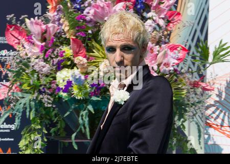 Turin, Italien. 08. Mai 2022. Die italienische Sängerin Achille Lauro auf dem Turquoise Teppich des Eurovision Song Contest Stockfoto