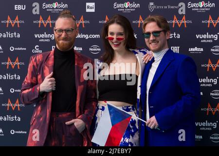 Turin, Italien. 08. Mai 2022. Tschechische Gruppe Wir sind Domi auf dem Türkisteppich des Eurovision Song Contest Stockfoto