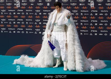 Turin, Italien. 08. Mai 2022. Die australische Sängerin Sheldon Riley auf dem Turquoise Carpet des Eurovision Song Contest Stockfoto