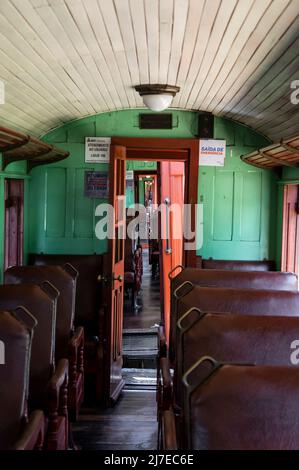 Der alte Innenkorridor des leeren Touristenzugpersonals hielt am Bahnhof Tiradentes. Stockfoto