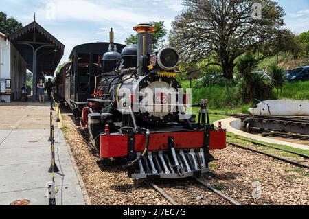 Die Dampflokomotive Baldwin Works Nº 38050 wird als touristische Zugfahrt zwischen Tiradentes Dorf und Sao Joao Del Rei verwendet, die von VLI betrieben wird. Stockfoto