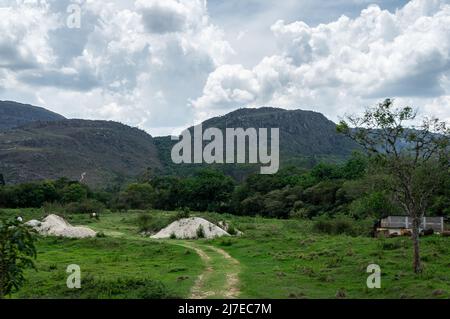 Blick auf die bergige Landschaft der Landschaft, wie sie während der touristischen Dampfeisenbahnfahrt vom Dorf Tiradentes in Richtung Sao Joao Del Rei gesehen wurde. Stockfoto