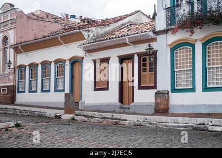 Typische Kolonialhäuser in der Getulio Vargas Straße, mitten im historischen Zentrum der Stadt unter bewölkten Himmel. Stockfoto