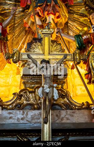 Nahaufnahme des religiösen Bildes der Kreuzigung Jesu in der Nähe des Hauptaltars der Kathedrale Nossa Senhora do Pilar. Das Hotel liegt an der Getulio Vargas Straße. Stockfoto