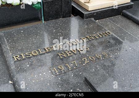 Das Granitgrab von Risoleta Tolentino Neves, der Ehefrau von Tancredo Neves. Ein zuvor verstorbener brasilianischer Präsident übernimmt seine Position als Präsident. Stockfoto