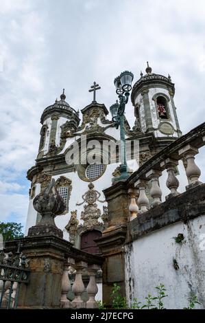 Fassade der großen Sao Francisco de Assis Kirche, einem religiösen Gebäude aus dem Jahr 1809, das mit barocken Ornamenten dekoriert ist und sich am frei Orlando Platz befindet. Stockfoto