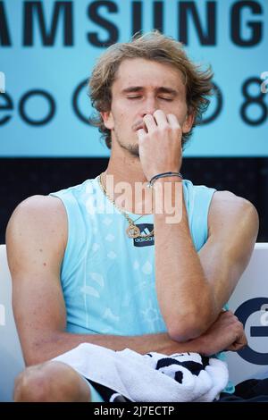 MADRID, 9. Mai 2022 (Xinhua) -- Alexander Zverev aus Deutschland reagiert nach dem Finale der Männer gegen den Spanier Carlos Alcaraz bei den Madrid Open in Madrid, Spanien, am 8. Mai 2022. (Xinhua/Meng Dingbo) Stockfoto