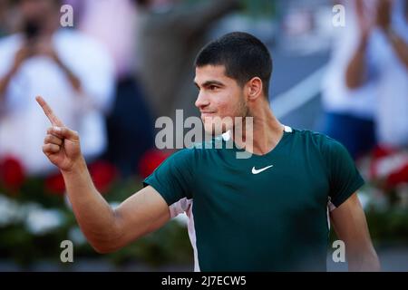 MADRID, 9. Mai 2022 (Xinhua) -- Carlos Alcaraz aus Spanien feiert nach dem Finale der Männer gegen Alexander Zverev aus Deutschland bei den Madrid Open in Madrid, Spanien, am 8. Mai 2022. (Xinhua/Meng Dingbo) Stockfoto