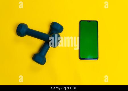 Mit für Space Text gelb ein Telefon Kurzhanteln Hintergrund Blau auf isoliertem Hintergrund, für fit Heben in schwarz aus Glocke Lifestyle, Metallfarbe. Lebhaft Stockfoto