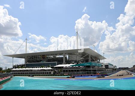 8.. Mai 2022; Miami, Florida, USA; Formel-1-Autos umrunden das Hard Rock Stadium während des Formel 1 CRYPTO.COM Miami Grand Prix auf dem Miami Autodrome in Miami Gardens, FL. Stockfoto