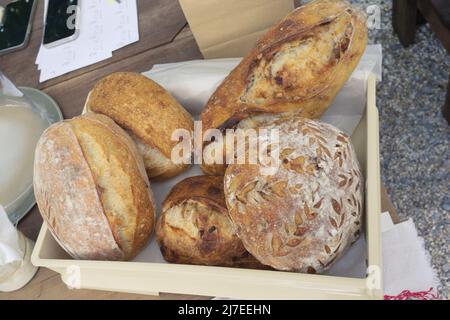 Nahaufnahme des Brotes. Frisch gebackenes Sauerteigbrot mit einer goldenen Kruste. Konzept Bäckerei, Textur Sauerteig Brot Stockfoto