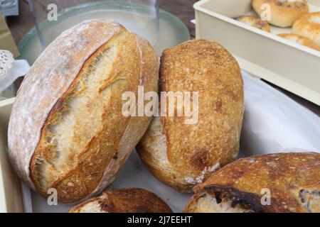 Nahaufnahme des Brotes. Frisch gebackenes Sauerteigbrot mit einer goldenen Kruste. Konzept Bäckerei, Textur Sauerteig Brot Stockfoto