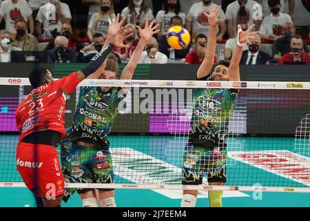 Perugia, Italien, Mai 08 2022, yant herrera marlon (n.23 cucine lube civitanova) / rychlicki kamil (n.8 SIR Safety conad perugia) Sole' sebastian (n.11 SIR Safety conad perugia) during Play Off - Sir Safety Conad Perugia vs Cucine Lube Civitanova, Volleyball Ital Serie A Superleague Championship in Perugia, Italien, Mai 08 2022 Stockfoto