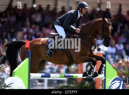 Badminton Estate, Gloucestershire, England; 8.. Mai 2022, Mars Equestrian Badminton Horse Trials, Tag 5; Thomas Carlile reitet AUF ZANZIBAR VILLA ROSE Z während des Springprüfung am fünften Tag der 2022 Badminton Horse Trials Stockfoto