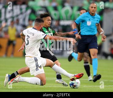 8. Mai 2022: Los Angeles Galaxy-Verteidiger Derrick Williams (3) fouls Austin FC Mittelfeldspieler Daniel Pereira (6) als Schiedsrichter Ismail Elfath während der zweiten Hälfte eines Major League Fußballspiel am 8. Mai 2022 in Austin, Texas, auf. (Bild: © Scott Coleman/ZUMA Press Wire) Stockfoto